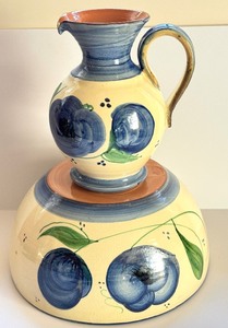 lot 32 image: Decorative Italian Florentine Pottery Bowl and Pitcher Set