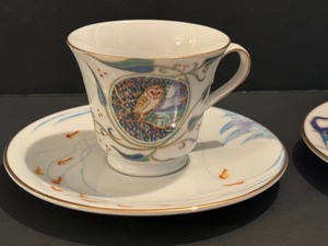 lot 98 image: Pair of Hchst Decor Demitasse Teacups and Saucers