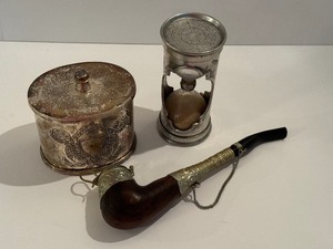 lot 91 image: Fun Whimsical Treasures including an Hour Glass Timer