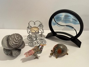 lot 87 image: Fun Whimsical Home Decor Items