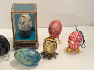 lot 75 image: Variety of Collectible Egg Figurines