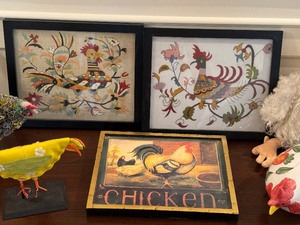 lot 158 image: Decorative and Fun Chicken Themed Items