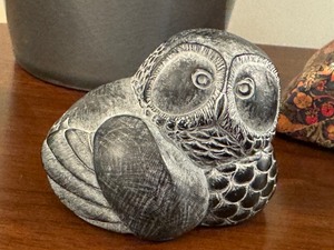 lot 160 image: Fun, Decorative Owl Figurines and a Small Planter