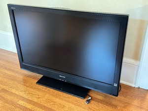lot 143 image: SONY LCD Digital KDL-40S3000 Television