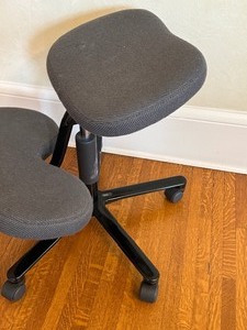 lot 130 image: Postmodern HAG Sit Smart Adjustable Swivel Balans Kneeling Posture Chair