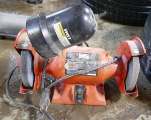 lot 30 image: Black and Decker 6 in table top grinder