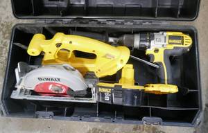 lot 35 image: DeWalt drill and Circular saw package with 1 battery