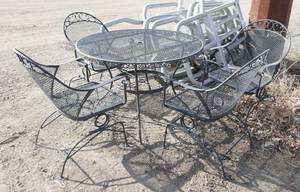 lot 44 image: Metal Outdoor patio table and 4 chairs