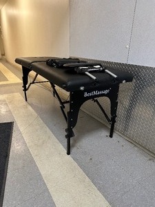 lot 50 image: Best Massage Two-Fold Portable Massage Table BMC100 Customer return.