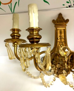 lot 140 image: Neoclassical Style Gilded Wall Sconce with Dangling Crystals