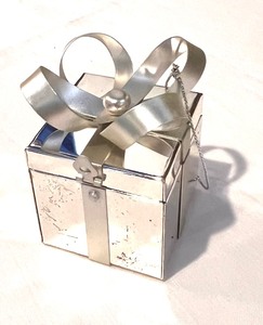 lot 401 image: Beautiful Pairing Decor of Christmas Made Easy