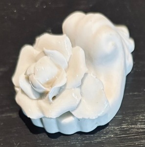lot 160 image: 18 Vintage Italian Porcelain Floral Figurine Place Card Holders