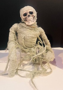 lot 412 image: Halloween Decor Staples