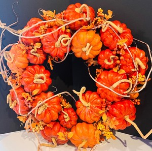 lot 421 image: Fun Fall Decor