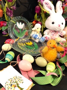 lot 272 image: Amazing Easter  Spring Home Decor