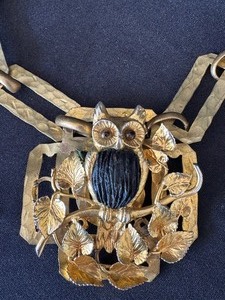 lot 38 image: Vintage Ornate Gold Tone Owl Figurine Necklace
