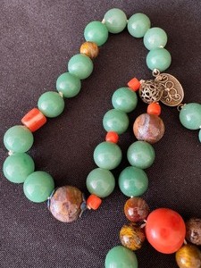 lot 39 image: Vintage Jade and Coral Beaded Necklace