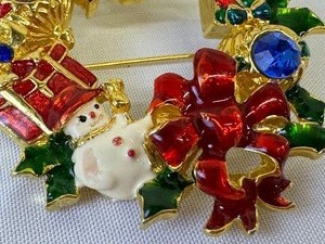lot 303A image: Christopher Radko Christmas Brooch