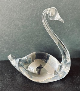 lot 370 image: Crystal Swan Figurine