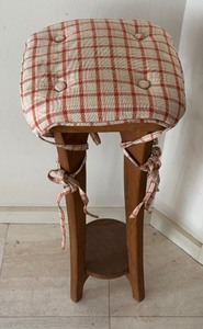 lot 379 image: Pretty Petite Vintage Wooden Stool