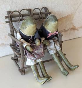 lot 464A image: Pair of Frogs by Folk Artist Judy Wachlin