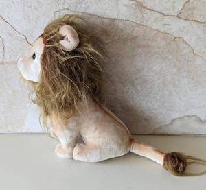 lot 468A image: Vintage Dakin Stuffed Lion