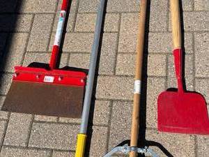lot 512 image: Long Handled Tools