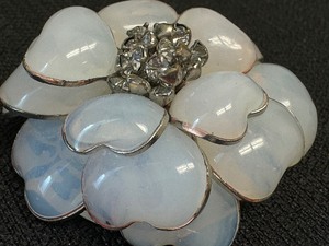 lot 31 image: Lovely Floral Shaped Vintage Brooch, Made in France
