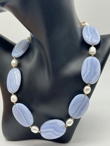 lot 43 image: Beautiful Lace Agate Beaded Necklace