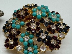 lot 44 image: Two Vintage Brooches