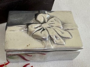 lot 493 image: Two Trinket Boxes