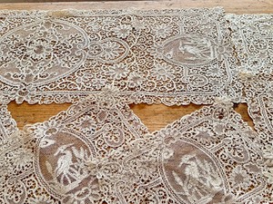 lot 486 image: Lovely Vintage Table Runner and Coordinating Placemats