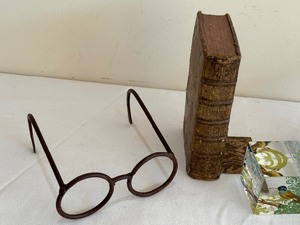 lot 477A image: Whimsical Home Decor Items