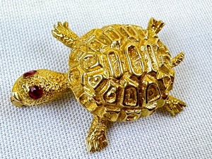 lot 16B image: Vintage 14k Gold Turtle Brooch
