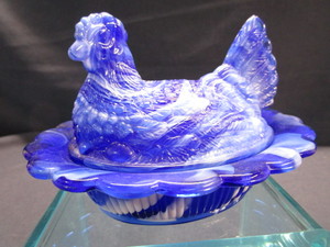 Slag Glass Nesting Hen
