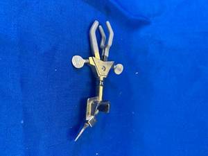 lot 67 image: 35 - 3 Finger Rubber Coated Utility Clamps NEVERUST
