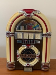 lot 80 image: Retro Style Jukebox FM-AM Radio Cassette Player