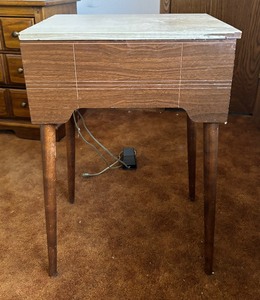 lot 28 image: Vintage Singer Sewing Machine and Table