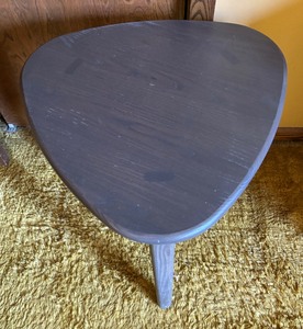 lot 11 image: Petite Mid Century Style Accent Table