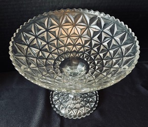 lot 39 image: Vintage Glass Compote