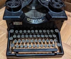 lot 107A image: Vintage Royal Typewriter