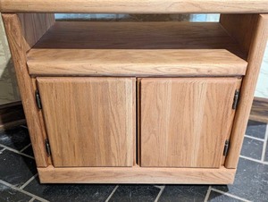 lot 99 image: Vintage Oak TV Stand  Small Side Table