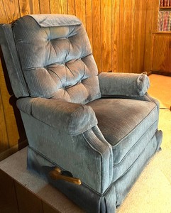 lot 24 image: Comfortable and Clean La-Z-Boy Recliner