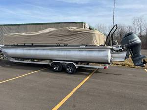 lot 13 image: 2021 Veranda VP 25 RC Tri Toon LOADED