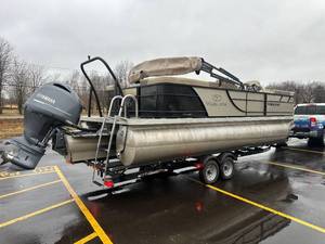 lot 21 image: 2021 Veranda VR 22RC Tri Toon LOADED 