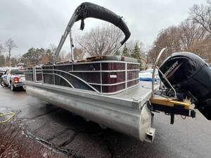 lot 26 image: 2022 Bennington 23 SLX Tri Toon - Fire Damage 