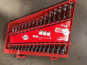 lot 14 image: Milwaukee Combination SAE Wrench Mechanics Tool Set (15-Piece)  Customer Returns See Pictures