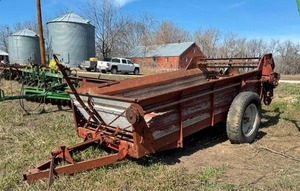 lot 35 image: Manure Spreader