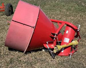 lot 39 image: Hopper Fertilizer Spreader
