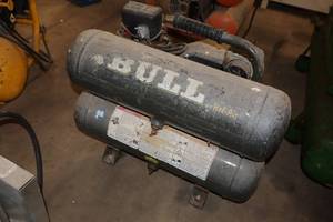 lot 622 image: 2005 Bull 4.3-Gallon 2-HP Air Compressor